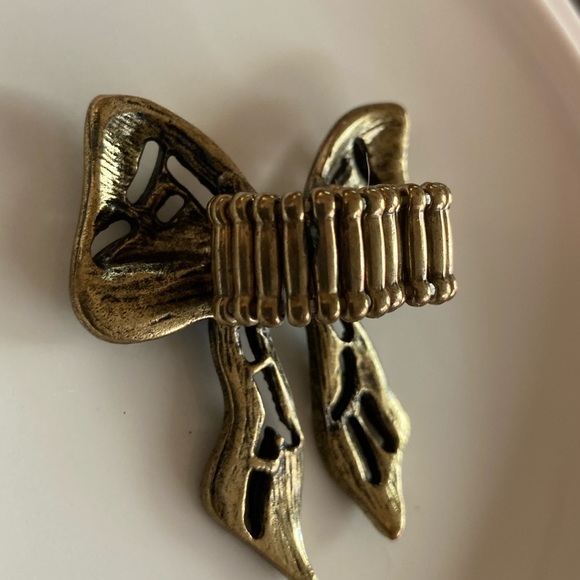 Large Bow Ring with Rhinestones - Picture 4 of 6
